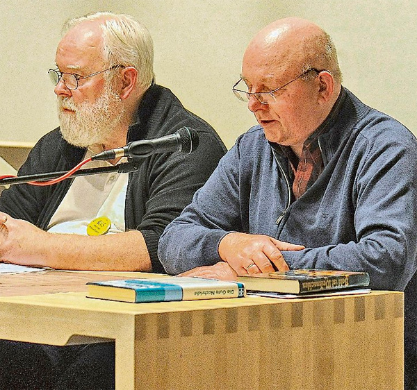  Werner Kieselbach (l.) und Peter Chavier trugen adventliche Geschichten vor. Foto: Ron Niebuhr