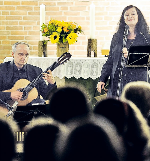 Sängerin Esther Lorenz und Gitarrist Peter Kuhz - Foto: Ron Niebuhr